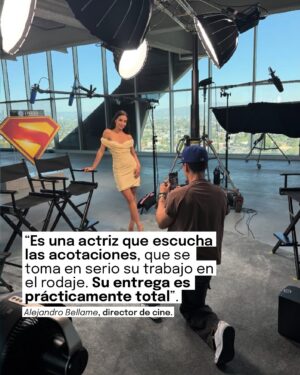 María Gabriela de Faría Instagram - María Gabriela de Faría (@thefaria) es de esos personajes de la cultura pop que parecen salidos de una película que mezcla acción, fantasía y romance. Tiene una alegría y una conexión con la naturaleza que demuestra cuando se acerca a una pequeña flor para olerla y a su vez es capaz de representar en pantalla a un atormentado demonio como Balban, en El exorcismo de Dios de Alejandro Hidalgo, o a una idealista villana como Angela Spica, en la Superman de James Gunn que parece ser su trampolín a una carrera estable en la gran industria del cine.
Un salto que no ha sido de la noche a la mañana. De Faría actúa desde muy pequeña, ha tenido altos y bajos, como le dijo a El Nacional en una entrevista en julio a propósito del estreno de Superman. “Yo soy actriz desde los 5 años, tengo 27 años de carrera. No es que no crea en mí. No es que no haya tomado los pasos para llegar acá”.
Pasearse por sus trabajos en la televisión nacional es encontrarse con una artista que siempre supo que quería ser actriz; sus primeros pasos en la interpretación —en telenovelas como Trapos íntimos o Ser bonita no basta, así como la teleserie infantil Túkiti, crecí de una— los dio cuando tenía menos de 15 años de edad. El gran golpe, el que la hizo famosa y un ícono en su época, llegó con Isabella “Isa” Pasquali en Isa TKM, telenovela juvenil de Nickelodeon que cuenta la historia de una carismática adolescente de Caracas que afronta desafíos típicos de su edad como el primer amor o los secretos familiares.
Hay que sentarse y escuchar temas de Isa TKM como “Ven a bailar”, el más popular, o “Debía ser amor”, repletos de aquella estética colorida y romántica de la primera década del siglo XXI, para ver todo lo que ha evolucionado María Gabriela de Faría.
Porque si bien fue una gran oportunidad estar en la producción de Nickelodeon, su carrera pudo correr el riesgo de quedarse encasillada en el epíteto de ícono juvenil. No fue así.
De su talento hablan en este perfil de El Nacional conocedores del sector como Alejandro Hidalgo, quien la consideró una de las actrices más formidables del país, Alejandro Bellame, Eloísa Maturén y Pablo Blanco.
✍🏻@IsaacGMendoza
🖌️ @orianamileima