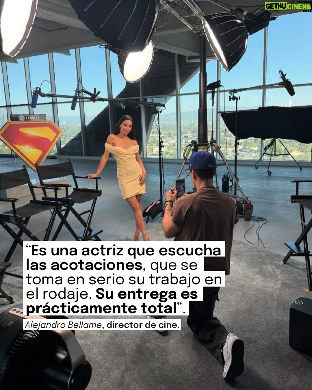 María Gabriela de Faría - 38.5K Likes - María Gabriela de Faría (@thefaria) es de esos personajes de la cultura pop que parecen salidos de una película que mezcla acción, fantasía y romance. Tiene una alegría y una conexión con la naturaleza que demuestra cuando se acerca a una pequeña flor para olerla y a su vez es capaz de representar en pantalla a un atormentado demonio como Balban, en El exorcismo de Dios de Alejandro Hidalgo, o a una idealista villana como Angela Spica, en la Superman de James Gunn que parece ser su trampolín a una carrera estable en la gran industria del cine.

Un salto que no ha sido de la noche a la mañana. De Faría actúa desde muy pequeña, ha tenido altos y bajos, como le dijo a El Nacional en una entrevista en julio a propósito del estreno de Superman. “Yo soy actriz desde los 5 años, tengo 27 años de carrera. No es que no crea en mí. No es que no haya tomado los pasos para llegar acá”.

Pasearse por sus trabajos en la televisión nacional es encontrarse con una artista que siempre supo que quería ser actriz; sus primeros pasos en la interpretación —en telenovelas como Trapos íntimos o Ser bonita no basta, así como la teleserie infantil Túkiti, crecí de una— los dio cuando tenía menos de 15 años de edad. El gran golpe, el que la hizo famosa y un ícono en su época, llegó con Isabella “Isa” Pasquali en Isa TKM, telenovela juvenil de Nickelodeon que cuenta la historia de una carismática adolescente de Caracas que afronta desafíos típicos de su edad como el primer amor o los secretos familiares.

Hay que sentarse y escuchar temas de Isa TKM como “Ven a bailar”, el más popular, o “Debía ser amor”, repletos de aquella estética colorida y romántica de la primera década del siglo XXI, para ver todo lo que ha evolucionado María Gabriela de Faría.

Porque si bien fue una gran oportunidad estar en la producción de Nickelodeon, su carrera pudo correr el riesgo de quedarse encasillada en el epíteto de ícono juvenil. No fue así.

De su talento hablan en este perfil de El Nacional conocedores del sector como Alejandro Hidalgo, quien la consideró una de las actrices más formidables del país, Alejandro Bellame, Eloísa Maturén y Pablo Blanco.

✍🏻@IsaacGMendoza
🖌️ @orianamileima