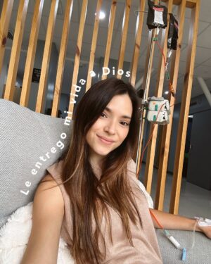 María González Roesch Instagram - Les abro un poquito mi 🤍
El viernes no fue un día fácil, mi mente y cuerpo se quebraron. A lo mejor tenía mucho acumulado aquí dentro, pues definitivamente no ha sido un viaje fácil. Al mismo tiempo agradezco profundamente todo el crecimiento que esto me ha traído y las infinitas oportunidades que me ha dado de mejorar y crecer como persona. ❤️🩹 Pero no les miento, mis pensamientos últimamente han sido de miedo e incertidumbre. Cada vez que aparece un nuevo dolor en mi cuerpo pienso: Por favor, no vuelvas. 🥹
Ese mismo viernes le conté todo a mi esposo y me dio el mejor consejo. Me dijo que recordara poner TODO en manos de Dios. Que confiara en él y que lo buscara día a día. Ahí recordé el peso tan grande que me quité cuando durante mi proceso le entregué mi vida y mi corazón… Y aquí vamos de nuevo (día a día), porque hay MUCHO que le podemos entregar. 🙏🏽
¡Gracias por acompañarme en este viaje! Y aunque sea a la distancia, les acompaño con mucho amor en todas sus luchas cotidianas. 🌈✨
Un fuerte abrazo,
María 🫶🏼