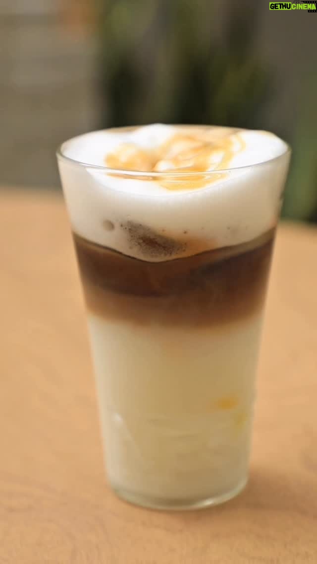 María González Roesch - 3 Likes - Ese mood que tanto amamos: café frío al instante, la casa llena de luz y regalitos que acompañan la temporada. ☕✨ @dolcegustocam