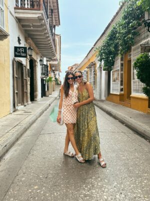María González Roesch Instagram - ⛱️🦀🐚 Ni el tiempo, vuelve, ni la vida repite, sé feliz.