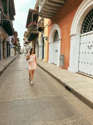 María González Roesch Instagram - ⛱️🦀🐚 Ni el tiempo, vuelve, ni la vida repite, sé feliz.