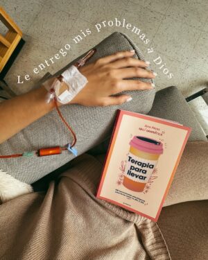María González Roesch Instagram - Les abro un poquito mi 🤍
El viernes no fue un día fácil, mi mente y cuerpo se quebraron. A lo mejor tenía mucho acumulado aquí dentro, pues definitivamente no ha sido un viaje fácil. Al mismo tiempo agradezco profundamente todo el crecimiento que esto me ha traído y las infinitas oportunidades que me ha dado de mejorar y crecer como persona. ❤️🩹 Pero no les miento, mis pensamientos últimamente han sido de miedo e incertidumbre. Cada vez que aparece un nuevo dolor en mi cuerpo pienso: Por favor, no vuelvas. 🥹
Ese mismo viernes le conté todo a mi esposo y me dio el mejor consejo. Me dijo que recordara poner TODO en manos de Dios. Que confiara en él y que lo buscara día a día. Ahí recordé el peso tan grande que me quité cuando durante mi proceso le entregué mi vida y mi corazón… Y aquí vamos de nuevo (día a día), porque hay MUCHO que le podemos entregar. 🙏🏽
¡Gracias por acompañarme en este viaje! Y aunque sea a la distancia, les acompaño con mucho amor en todas sus luchas cotidianas. 🌈✨
Un fuerte abrazo,
María 🫶🏼