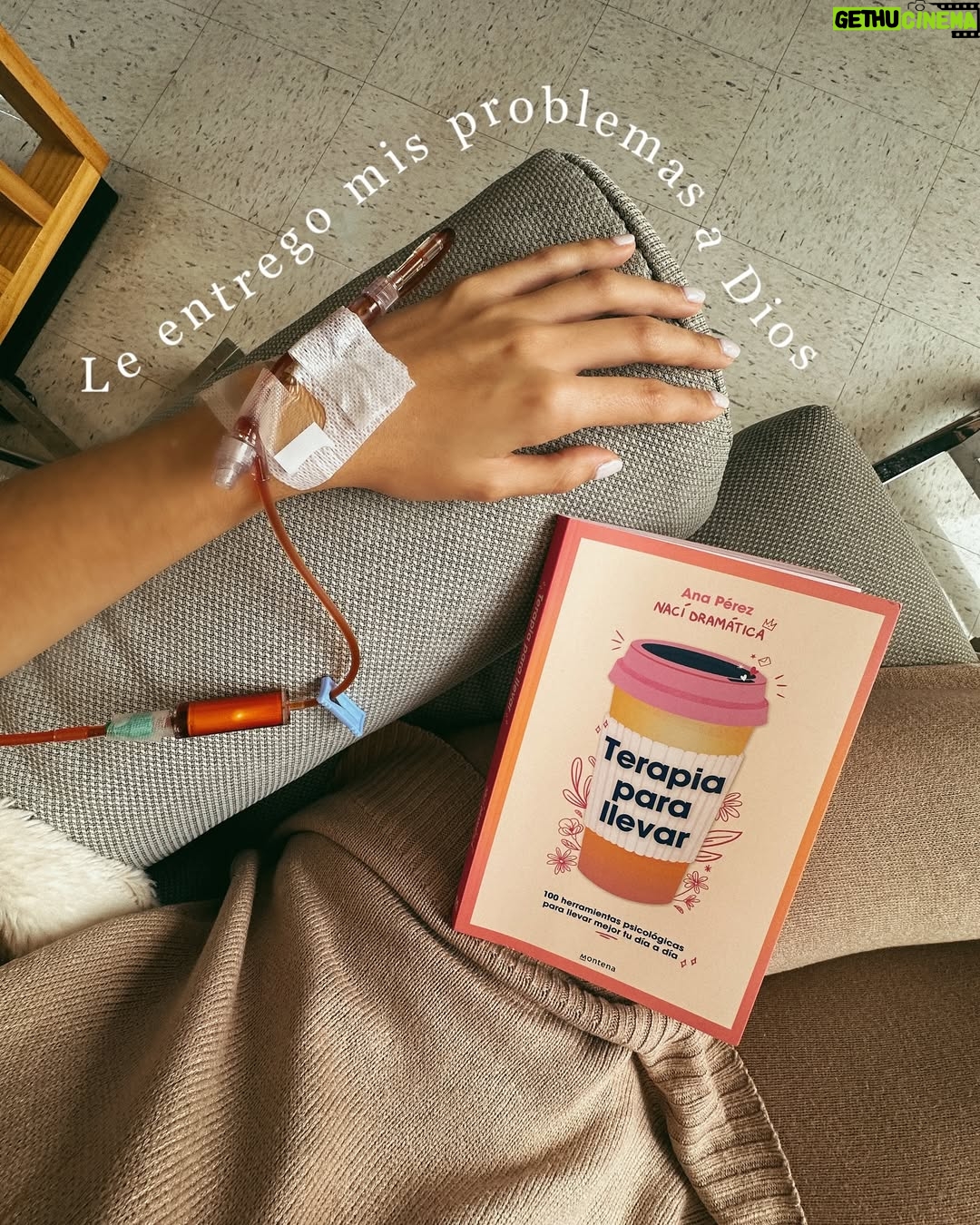 María González Roesch - 24.3K Likes - Les abro un poquito mi 🤍

El viernes no fue un día fácil, mi mente y cuerpo se quebraron. A lo mejor tenía mucho acumulado aquí dentro,  pues definitivamente no ha sido un viaje fácil. Al mismo tiempo agradezco profundamente todo el crecimiento que esto me ha traído y las infinitas oportunidades que me ha dado de mejorar y crecer como persona. ❤️‍🩹 Pero no les miento, mis pensamientos últimamente han sido de miedo e incertidumbre. Cada vez que aparece un nuevo dolor en mi cuerpo pienso: Por favor, no vuelvas. 🥹

Ese mismo viernes le conté todo a mi esposo y me dio el mejor consejo. Me dijo que recordara poner TODO en manos de Dios. Que confiara en él y que lo buscara día a día. Ahí recordé el peso tan grande que me quité cuando durante mi proceso le entregué mi vida y mi corazón… Y aquí vamos de nuevo (día a día), porque hay MUCHO que le podemos entregar. 🙏🏽

¡Gracias por acompañarme en este viaje! Y aunque sea a la distancia, les acompaño con mucho amor en todas sus luchas cotidianas. 🌈✨ 

Un fuerte abrazo,
María 🫶🏼