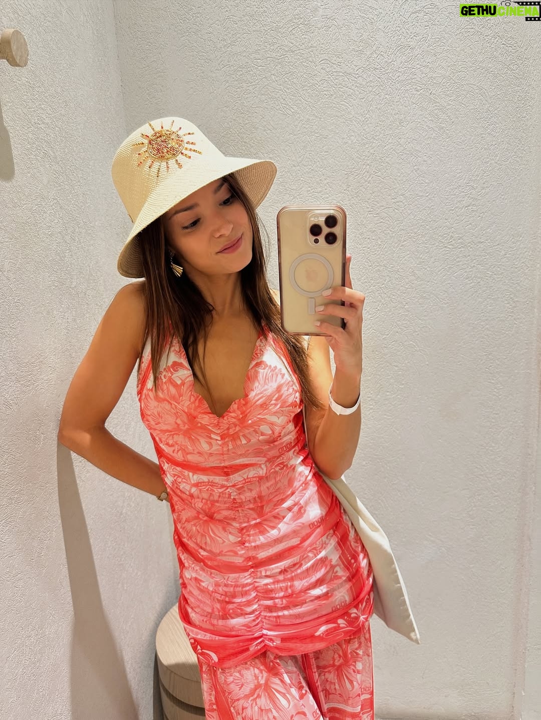María González Roesch - 3 Likes - Cartagena vibes 🦀 y un pedacito de Costa Rica viajando conmigo hasta el Caribe colombiano 🌴 

Legado costarricense vía @concepcionmiranda ♥️