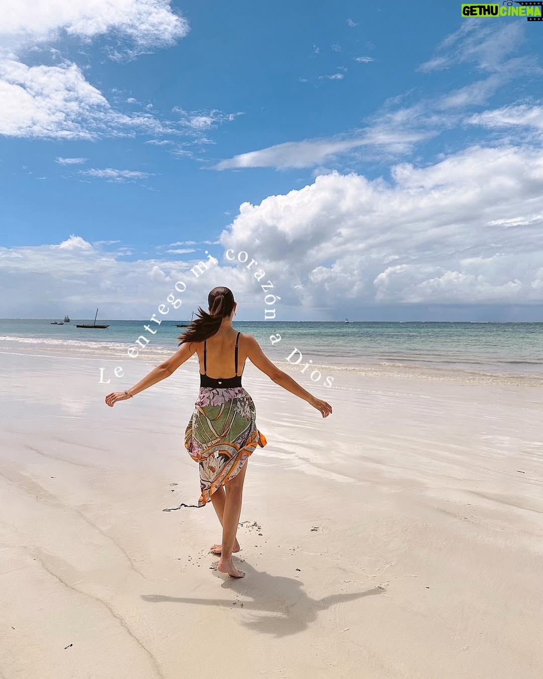 María González Roesch - 24.3K Likes - Les abro un poquito mi 🤍

El viernes no fue un día fácil, mi mente y cuerpo se quebraron. A lo mejor tenía mucho acumulado aquí dentro,  pues definitivamente no ha sido un viaje fácil. Al mismo tiempo agradezco profundamente todo el crecimiento que esto me ha traído y las infinitas oportunidades que me ha dado de mejorar y crecer como persona. ❤️‍🩹 Pero no les miento, mis pensamientos últimamente han sido de miedo e incertidumbre. Cada vez que aparece un nuevo dolor en mi cuerpo pienso: Por favor, no vuelvas. 🥹

Ese mismo viernes le conté todo a mi esposo y me dio el mejor consejo. Me dijo que recordara poner TODO en manos de Dios. Que confiara en él y que lo buscara día a día. Ahí recordé el peso tan grande que me quité cuando durante mi proceso le entregué mi vida y mi corazón… Y aquí vamos de nuevo (día a día), porque hay MUCHO que le podemos entregar. 🙏🏽

¡Gracias por acompañarme en este viaje! Y aunque sea a la distancia, les acompaño con mucho amor en todas sus luchas cotidianas. 🌈✨ 

Un fuerte abrazo,
María 🫶🏼