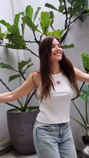 María González Roesch Instagram - ¡Me encanta ser intensa! 😍 Porque la intensidad es la forma más bonita de vivir. 💫
Y si voy a cuidar mi piel, también voy all in con @dovecaricam