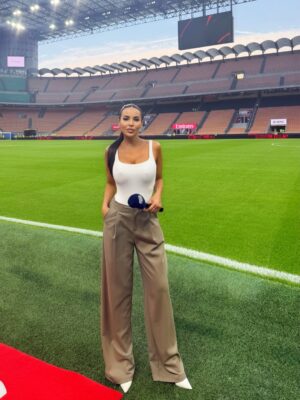 Maria Luisa Jacobelli Instagram - Office 🏟️❣️ @sportmediaset