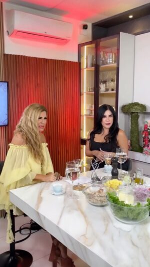 María Mercedes Pacheco Instagram - ¡Así nos preparamos para un nuevo episodio de Cocinemos con Mariela! 🎉
Esta vez con una invitada muy especial: María Mercedes Pacheco @mamercedesp1 🙌🏼✨
📅 Mañana, 7 de Mayo a las 20h00
🎥 En mi canal de YouTube: MarielaTV
Muchísimas gracias a @danicreativestudio por el diseño espectacular de esta sala tan mágica 🏛️💫
Vienen muchas confesiones, risas y, por supuesto, ¡mucha diversión!
¡Los espero! 💖
💖 Gracias a nuestros patrocinadores por hacerlo posible:
@megamaxiec | @supermaxiecuador | @mccormick_ecuador | @miraflores_ec | @laholandesaec | @labweir | @crecos.ec
#CocinemosConMariela #MechePacheco #MarielaTV