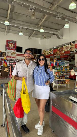 María Mercedes Pacheco Instagram - En nuestra Ruta 35 de Fernández, cuando visitamos PPG, conocimos a Eugene Emmanuel 🙌🏻. Conocer a personas como él nos recuerda que nada detiene a quienes luchan por su familia.
Nos contó un poco de su día a día, y como gesto de apoyo, junto a @orientaloficial , le regalamos algunos productos para hacer su jornada un poquito más fácil.
Vive con un 55% de discapacidad, pero eso no le impide salir a trabajar todos los días y apoyar a los suyos 🙌🏻. Si lo llegas a ver, ¡no dudes en apoyarlo! 🤝🏻