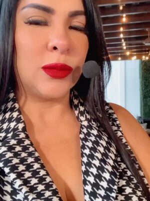 María Mercedes Pacheco Instagram - Lo que se viene en @productorarem PARRILLA FUTBOLERA ⚽️ aqui les dejo un spoiler de la entrevista con el ex presidente del BSC y de la república del Ecuador @abdalabucaramortiz