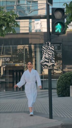 María Pía Copello Instagram - Todavía sigo con la emoción de haber vivido el Falabella Fashion Live en Chile ✨. Fue una experiencia increíble, llena de moda, inspiración y diversión. 💃🖤
Gracias a @falabella_pe por hacerlo posible y a mi trabajo por darme estas oportunidades que me hacen crecer y aprender cada día. 🙌 ¡Vamos por más!
PD: Dice mi productor que otro viaje más y me quita la nacionalidad jajajaja.