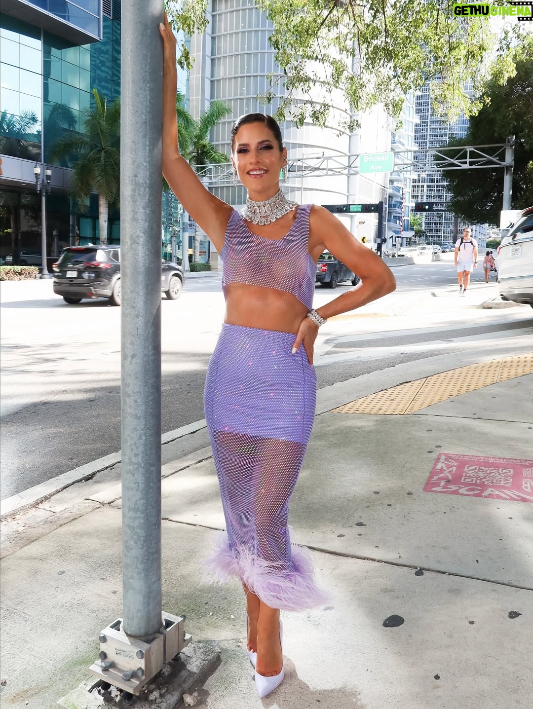 María Pía Copello - 17K Likes - Postales de una noche increíble 📸🎶🎸🎤 Amé mi look para los @billboardlatin 2025 ✨
💎 @swarovski