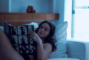 Maria Pinna Instagram - MARIA CECÍLIA 

curadora de si mesma

Cresceu entre livros e normas.
Filha de um lar culto, mas frio, aprendeu cedo que forma valia mais que afeto.

Nas imagens encontrou idioma.
Colagens, fotografias… até que a arte virou profissão.
Hoje, sente que sua vida é também uma exposição:
rostos que amou, lugares que perdeu, gestos guardados em silêncio.

O amor passou como desilusão.
Resta vestir-se como quadro, transformar-se em museu íntimo.

Entre flores, livros e pérolas,
monta altares para suportar a solidão.
Diante do espelho, não vê corpo:
vê curadoria.

Sua dor, que não cabe em palavras,
ela organiza em imagens.

Fotos @jubiondipinna
