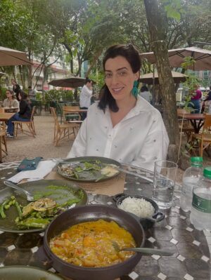 Maria Pinna Instagram - T  E  M  P  E  R  A  M  E  N  T  O

teve de tudo: festival, amigos, Tarsila, moqueca, limoncello, brigadeiro de capim santo, sarau, acarajé, vinho, gravações…
E até gíria brasileira virando francês na mesa.