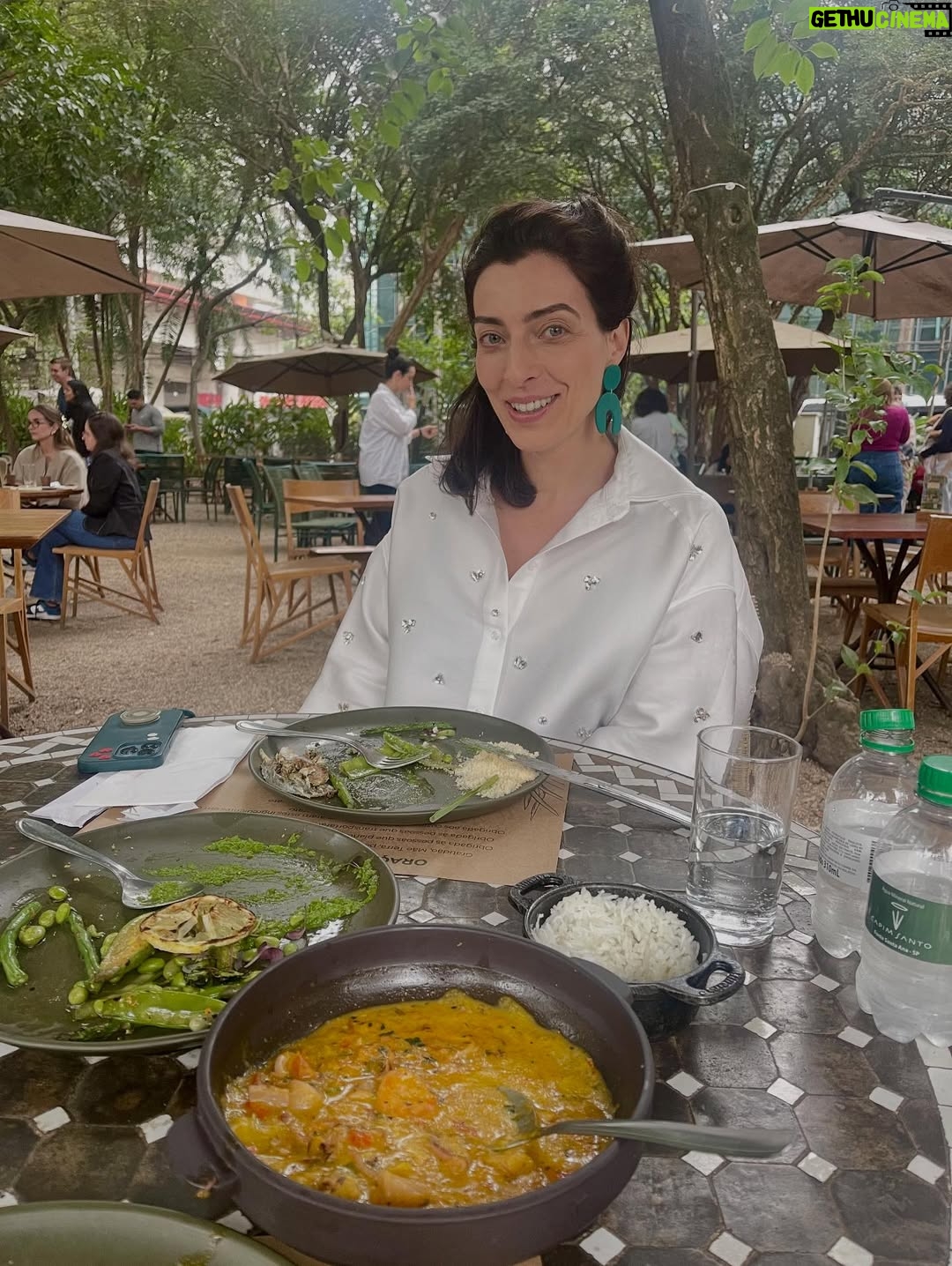 Maria Pinna - 5.8K Likes - T  E  M  P  E  R  A  M  E  N  T  O

teve de tudo: festival, amigos, Tarsila, moqueca, limoncello, brigadeiro de capim santo, sarau, acarajé, vinho, gravações…
E até gíria brasileira virando francês na mesa.