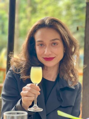 Maria Pinna Instagram - T  E  M  P  E  R  A  M  E  N  T  O

teve de tudo: festival, amigos, Tarsila, moqueca, limoncello, brigadeiro de capim santo, sarau, acarajé, vinho, gravações…
E até gíria brasileira virando francês na mesa.