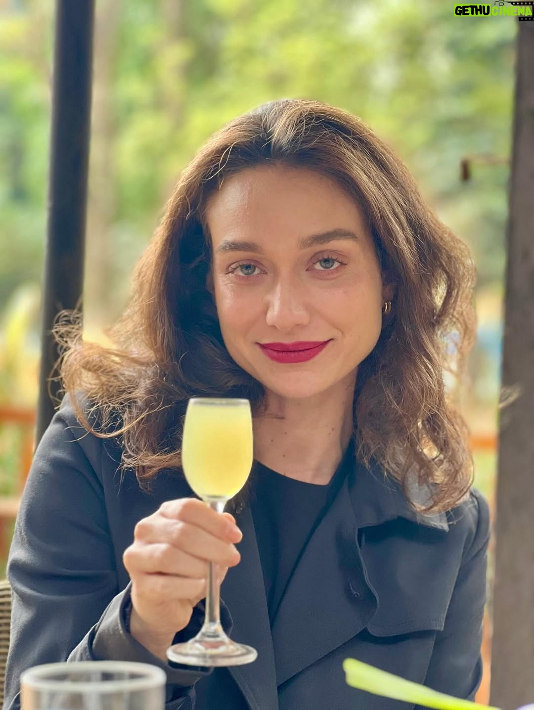 Maria Pinna - 5.8K Likes - T  E  M  P  E  R  A  M  E  N  T  O

teve de tudo: festival, amigos, Tarsila, moqueca, limoncello, brigadeiro de capim santo, sarau, acarajé, vinho, gravações…
E até gíria brasileira virando francês na mesa.