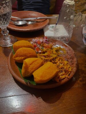 Maria Pinna Instagram - T  E  M  P  E  R  A  M  E  N  T  O

teve de tudo: festival, amigos, Tarsila, moqueca, limoncello, brigadeiro de capim santo, sarau, acarajé, vinho, gravações…
E até gíria brasileira virando francês na mesa.