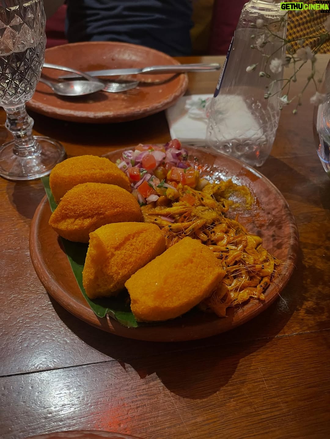 Maria Pinna - 5.8K Likes - T  E  M  P  E  R  A  M  E  N  T  O

teve de tudo: festival, amigos, Tarsila, moqueca, limoncello, brigadeiro de capim santo, sarau, acarajé, vinho, gravações…
E até gíria brasileira virando francês na mesa.
