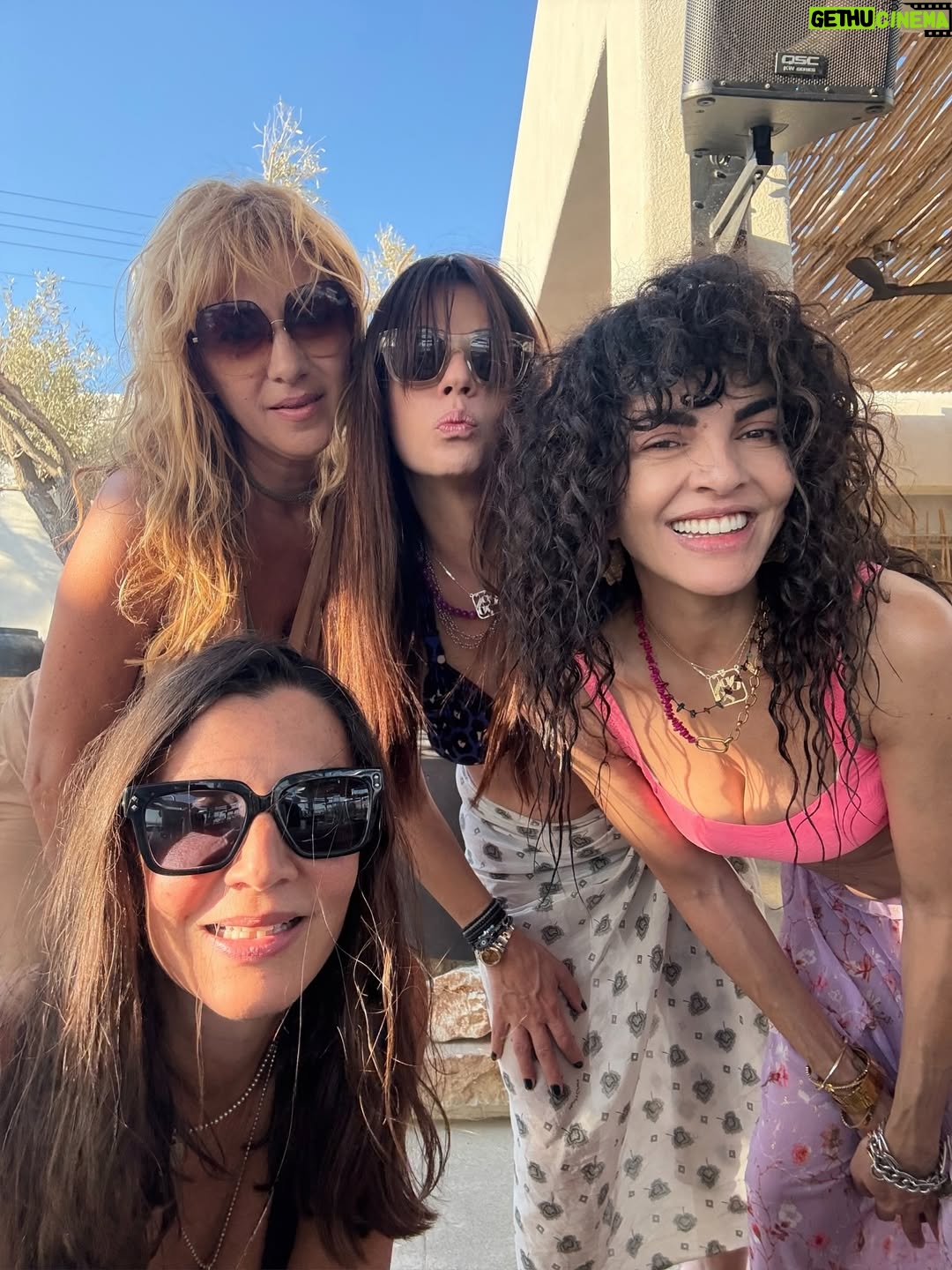 Maria Solomou - 12.6K Likes - Στην Πάρο ….. vol2
——————————
#μηνταπαρο 
#θαπαρομιαψαροβαρκα
___________________\_