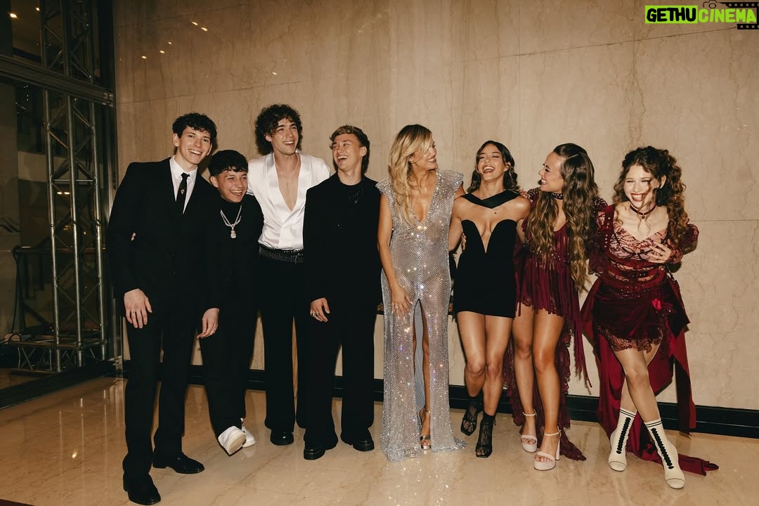 María del Cerro - 37.5K Likes - Que hermosísima noche con tantos Compañeros y Amigos amados 🥹🌼 y este premio en Equipo, por que el exito no se alcanza solo, se construye en Equipo !!! 🙏🤍
Somos muchos más que los que estuvimos Anoche y este MF es para todos ellos tmb 🤍🤍
Gracias 🙏 🥰 y esto recién empieza !!!! 
Que sus Cuentos valgan la pena siempre 🌼 🌼 
Y Aguante @margaritasitequiere !!!