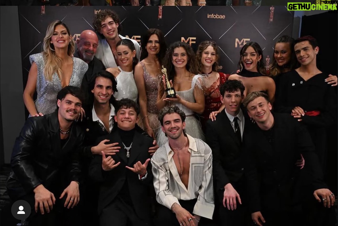 María del Cerro - 37.5K Likes - Que hermosísima noche con tantos Compañeros y Amigos amados 🥹🌼 y este premio en Equipo, por que el exito no se alcanza solo, se construye en Equipo !!! 🙏🤍
Somos muchos más que los que estuvimos Anoche y este MF es para todos ellos tmb 🤍🤍
Gracias 🙏 🥰 y esto recién empieza !!!! 
Que sus Cuentos valgan la pena siempre 🌼 🌼 
Y Aguante @margaritasitequiere !!!