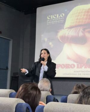 Marialejandra Martín Instagram - Hablar de Teresa de la Parra es hablar de Ifigenia. Obra singularísima de nuestra literatura y registro cultural que ayudó a formar la identidad de la literatura escrita por mujeres venezolanas 💪🏻❤️
Nuestros temas son otros, pero seguimos siendo mujeres que escriben. Cada mujer escribiendo es un espacio ganado al silencio ✍🏻
Gracias a @soymariale por hablarnos desde la sensibilidad creativa, en ese punto donde se encuentran la literatura y el cine 🫶🏻
Gracias a @victorino.munoz por ayudarnos a dibujar el contexto y relevancia de esta obra 💫
Y gracias a quienes hicieron posible este encuentro:
@cinearte.uc
@fedecamarascarabobo_oficial
@iejuan23
@cristalparkhotel
@hermandadgallegaoficial
@filuc_oficial
@universidad_de_carabobo
Carlos Pineda
Registro: @zendkah 📸
Nos vemos en el próximo evento 🐦