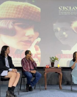 Marialejandra Martín Instagram - Hablar de Teresa de la Parra es hablar de Ifigenia. Obra singularísima de nuestra literatura y registro cultural que ayudó a formar la identidad de la literatura escrita por mujeres venezolanas 💪🏻❤️
Nuestros temas son otros, pero seguimos siendo mujeres que escriben. Cada mujer escribiendo es un espacio ganado al silencio ✍🏻
Gracias a @soymariale por hablarnos desde la sensibilidad creativa, en ese punto donde se encuentran la literatura y el cine 🫶🏻
Gracias a @victorino.munoz por ayudarnos a dibujar el contexto y relevancia de esta obra 💫
Y gracias a quienes hicieron posible este encuentro:
@cinearte.uc
@fedecamarascarabobo_oficial
@iejuan23
@cristalparkhotel
@hermandadgallegaoficial
@filuc_oficial
@universidad_de_carabobo
Carlos Pineda
Registro: @zendkah 📸
Nos vemos en el próximo evento 🐦
