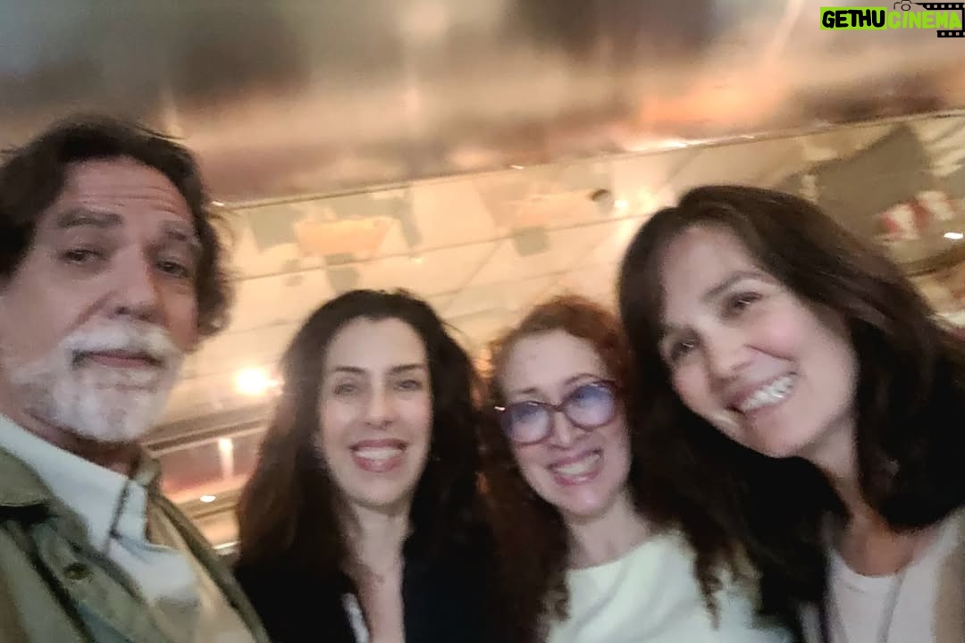 Marialejandra Martín - 299 Likes - A partir de #hoy en @trasnochocult podrán ver el precioso documental "Páramos de Leyendas" de @atahualpalichy en el marco del 39° Festival de cine francés. 

¡¡No se lo pierdan!! ☆☆☆☆☆

Anoche disfrutando la peli con gente muy querida y admirada del cine venezolano:

Foto 1: con Geyka Urdaneta y Carmen La Roche. 

Foto 2: con Jhon Petrizzelli, Atahualpa Lichy y mi tocaya y gran actriz Mariale Jiménez. 

Foto 3: con Sergio Curiel, Geyka y Carmen.