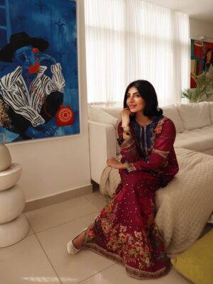 Mariam Ansari Instagram - Who needs a photographer when your Bhabhi is the jack of all trades! 🤌🤌🤌

Serving looks in @sammykdesigns 💁‍♀️