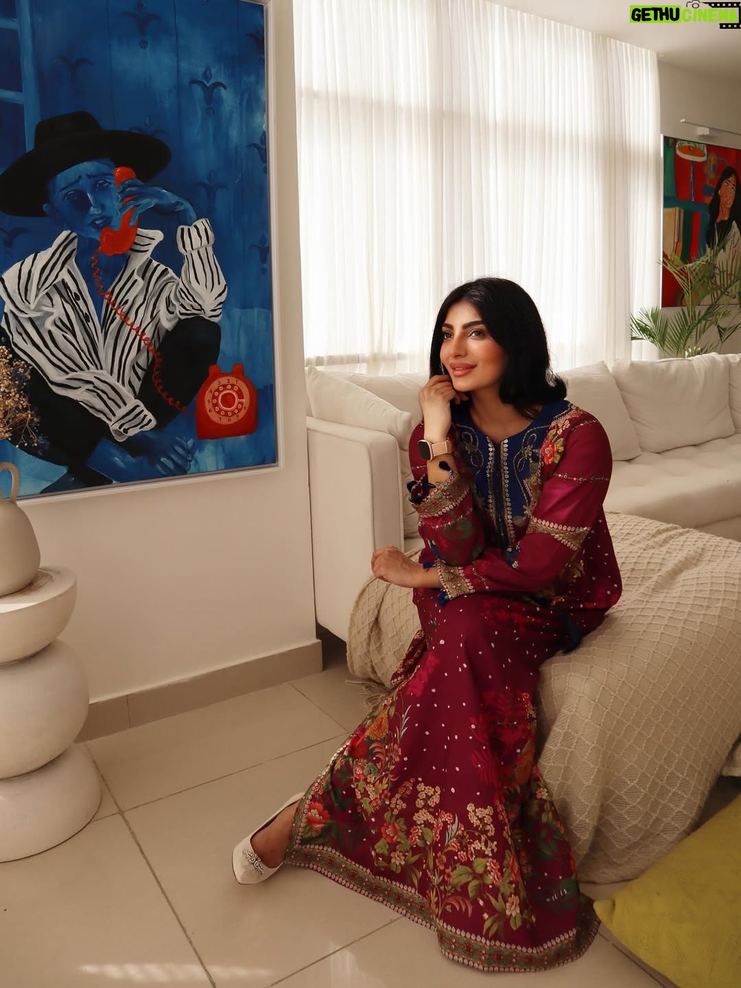 Mariam Ansari - 6.4K Likes - Who needs a photographer when your Bhabhi is the jack of all trades! 🤌🤌🤌

Serving looks in @sammykdesigns 💁‍♀️