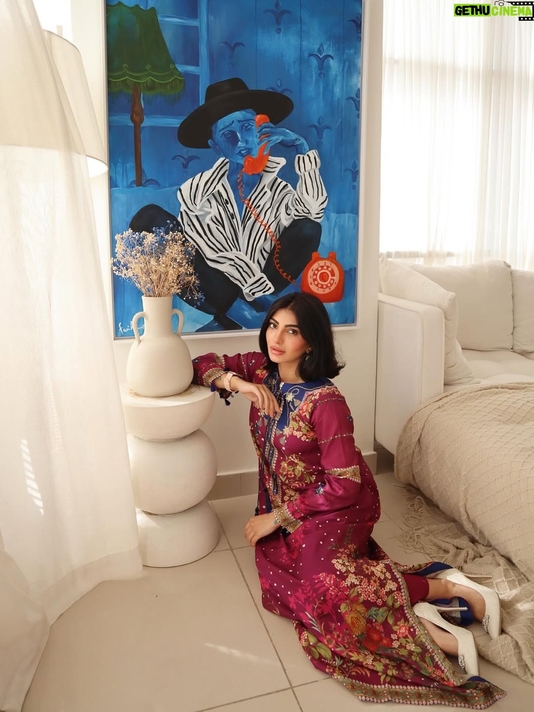 Mariam Ansari - 6.4K Likes - Who needs a photographer when your Bhabhi is the jack of all trades! 🤌🤌🤌

Serving looks in @sammykdesigns 💁‍♀️