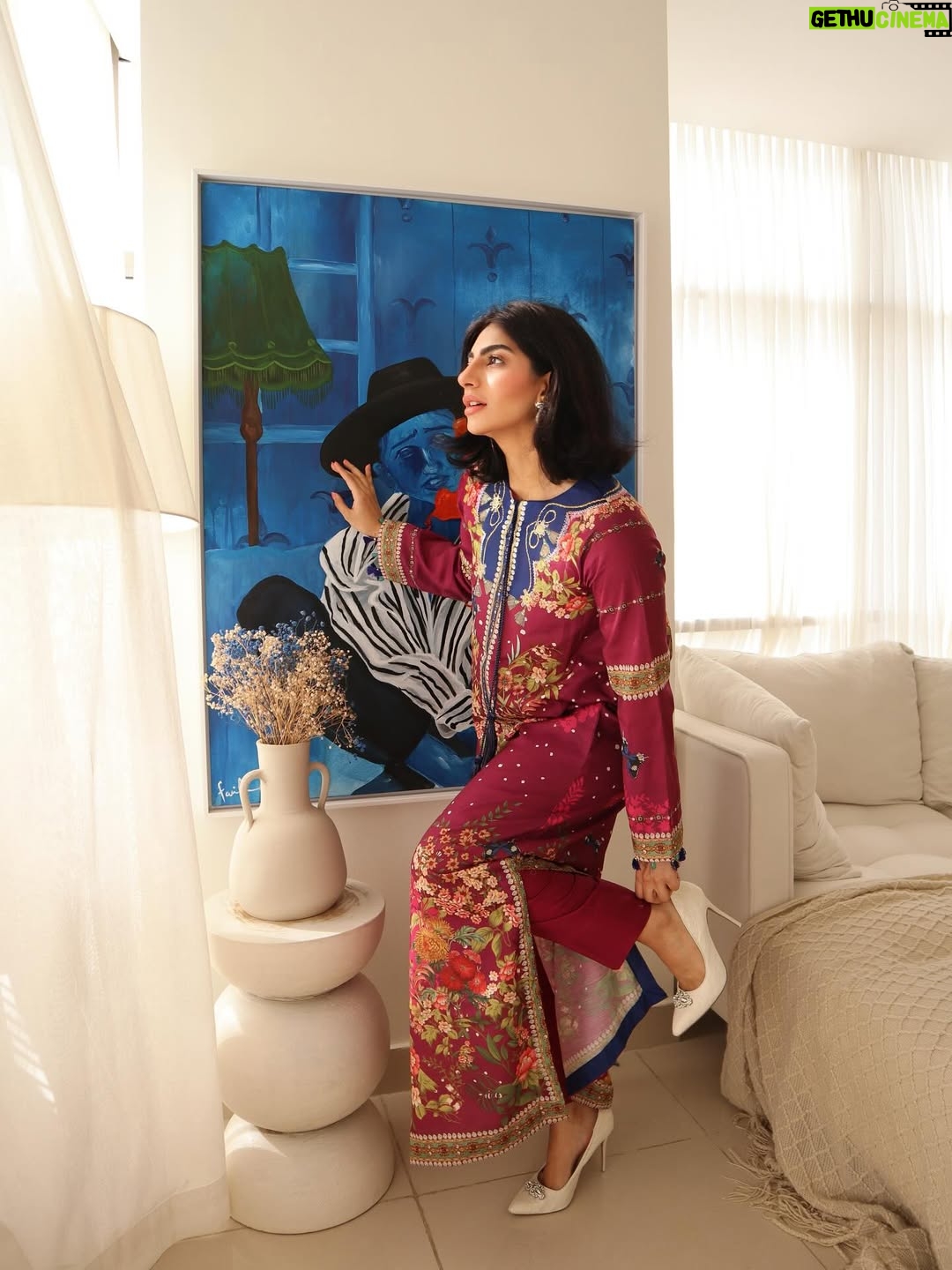 Mariam Ansari - 6.4K Likes - Who needs a photographer when your Bhabhi is the jack of all trades! 🤌🤌🤌

Serving looks in @sammykdesigns 💁‍♀️