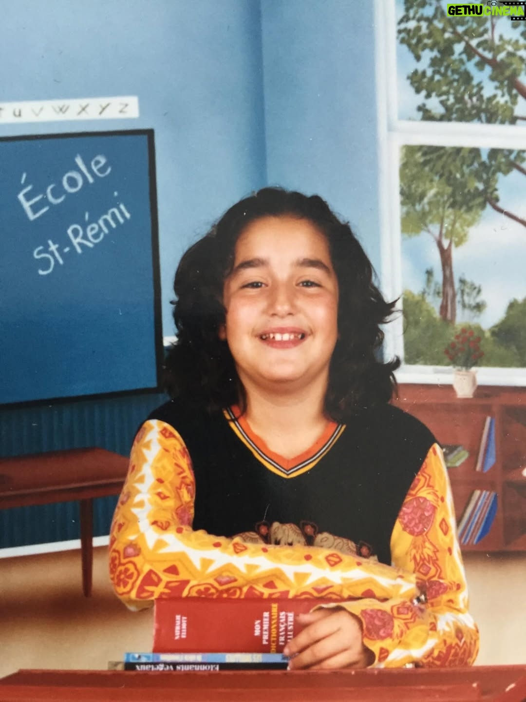 Mariana Mazza - 4.3K Likes - Sur cette photo, ce que vous voyez…
Une petite fille drôle, qui a de l’entre-gens, qui a de bonnes notes et qui a confiance en elle, la tête haute et aucune honte d’exister.  Ce que vous ne voyez pas c’est qu’elle a peur de ne pas être aimée par les garçons de son âge, peur que ses dents vont toujours être espacées , ses sourcils en chenille toujours touffus et son plus grand rêve : avoir les cheveux lisses comme les filles asiatiques de sa classe. Elle s’aime, pas tout le temps. Bonne rentrée! #vousvoyezaussiunfauxdecor