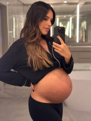 Mariana Rios Instagram - Segunda-feira. Novo recomeço.
Cada dia chega trazendo algo para ensinar, e o que muda tudo é a nossa disposição em aprender.
Nem sempre o aprendizado vem do jeito que gostaríamos. Às vezes ele aparece em forma de espera, outras vezes em forma de silêncio.
Mas sempre há algo ali.

A vida fala o tempo todo, e quem escuta com atenção evolui.
Não desperdice os momentos, porque é justamente neles, nos simples, nos difíceis, nos inesperados, que o sentido se revela.

Comece a semana com o coração aberto.
Você não precisa entender tudo hoje.
Só precisa estar presente para o que o dia tem a te ensinar.

Mariana Rios 🩵