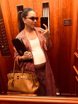 Mariana Rios Instagram - Segunda-feira. Novo recomeço.
Cada dia chega trazendo algo para ensinar, e o que muda tudo é a nossa disposição em aprender.
Nem sempre o aprendizado vem do jeito que gostaríamos. Às vezes ele aparece em forma de espera, outras vezes em forma de silêncio.
Mas sempre há algo ali.

A vida fala o tempo todo, e quem escuta com atenção evolui.
Não desperdice os momentos, porque é justamente neles, nos simples, nos difíceis, nos inesperados, que o sentido se revela.

Comece a semana com o coração aberto.
Você não precisa entender tudo hoje.
Só precisa estar presente para o que o dia tem a te ensinar.

Mariana Rios 🩵