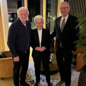 Marie-Agnes Strack-Zimmermann Instagram - In der vergangenen Woche hatte ich die Ehre und Freude, die Laudatio auf Günther Jauch zu halten, der den Demokratiepreis „Württemberger Köpfe“ in Heilbronn erhielt. Die Auszeichnung „Württemberger Köpfe“ wird durch die Württemberger Gesellschaft an Persönlichkeiten vergeben, die sich durch herausragende Leistungen sowie vorbildhaftes Handeln um unsere Gesellschaft und unser demokratisches System verdient gemacht haben. 

Günther Jauch vertrauen mehr Menschen als der Stiftung Warentest. Er ist ein herrlicher „Berufsnormalo“, der mit seinem feinen, trockenen Humor nicht nur unterhält, sondern konsequent für demokratische Werte eintritt und großes soziales Engagement an den Tag legt. Nicht nur wegen seines Engagements und all dieser Attribute ist er ein mehr als würdiger Preisträger.

Ich danke den Organisatoren für einen wunderbaren Abend und Oberbürgermeister Harry Mergel für den herzlichen Empfang beim Eintrag in das goldene Buch der Stadt Heilbronn. 

Ganz besonders beeindruckt hat mich das Treffen mit den jungen Köpfen, die zeigen, wie wichtig starkes Engagement der jungen Generation für unsere Gesellschaft und die Demokratie ist.

(Dass die deutsche Nationalmannschaft im gleichen Hotel war und ich mich mit Rudi Völler noch ausführlich über unsere verwandte Frisur austauschen konnte, war dann ein zusätzliches Highlight. 😉)