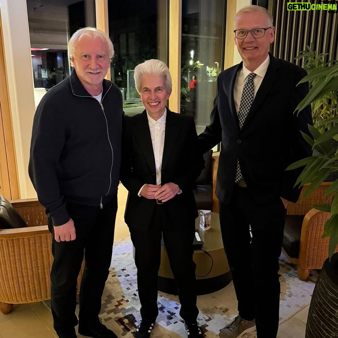 Marie-Agnes Strack-Zimmermann - 2.9K Likes - In der vergangenen Woche hatte ich die Ehre und Freude, die Laudatio auf Günther Jauch zu halten, der den Demokratiepreis „Württemberger Köpfe“ in Heilbronn erhielt. Die Auszeichnung „Württemberger Köpfe“ wird durch die Württemberger Gesellschaft an Persönlichkeiten vergeben, die sich durch herausragende Leistungen sowie vorbildhaftes Handeln um unsere Gesellschaft und unser demokratisches System verdient gemacht haben. 

Günther Jauch vertrauen mehr Menschen als der Stiftung Warentest. Er ist ein herrlicher „Berufsnormalo“, der mit seinem feinen, trockenen Humor nicht nur unterhält, sondern konsequent für demokratische Werte eintritt und großes soziales Engagement an den Tag legt. Nicht nur wegen seines Engagements und all dieser Attribute ist er ein mehr als würdiger Preisträger.

Ich danke den Organisatoren für einen wunderbaren Abend und Oberbürgermeister Harry Mergel für den herzlichen Empfang beim Eintrag in das goldene Buch der Stadt Heilbronn. 

Ganz besonders beeindruckt hat mich das Treffen mit den jungen Köpfen, die zeigen, wie wichtig starkes Engagement der jungen Generation für unsere Gesellschaft und die Demokratie ist.

(Dass die deutsche Nationalmannschaft im gleichen Hotel war und ich mich mit Rudi Völler noch ausführlich über unsere verwandte Frisur austauschen konnte, war dann ein zusätzliches Highlight. 😉)