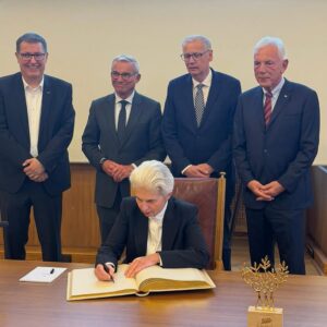 Marie-Agnes Strack-Zimmermann Instagram - In der vergangenen Woche hatte ich die Ehre und Freude, die Laudatio auf Günther Jauch zu halten, der den Demokratiepreis „Württemberger Köpfe“ in Heilbronn erhielt. Die Auszeichnung „Württemberger Köpfe“ wird durch die Württemberger Gesellschaft an Persönlichkeiten vergeben, die sich durch herausragende Leistungen sowie vorbildhaftes Handeln um unsere Gesellschaft und unser demokratisches System verdient gemacht haben. 

Günther Jauch vertrauen mehr Menschen als der Stiftung Warentest. Er ist ein herrlicher „Berufsnormalo“, der mit seinem feinen, trockenen Humor nicht nur unterhält, sondern konsequent für demokratische Werte eintritt und großes soziales Engagement an den Tag legt. Nicht nur wegen seines Engagements und all dieser Attribute ist er ein mehr als würdiger Preisträger.

Ich danke den Organisatoren für einen wunderbaren Abend und Oberbürgermeister Harry Mergel für den herzlichen Empfang beim Eintrag in das goldene Buch der Stadt Heilbronn. 

Ganz besonders beeindruckt hat mich das Treffen mit den jungen Köpfen, die zeigen, wie wichtig starkes Engagement der jungen Generation für unsere Gesellschaft und die Demokratie ist.

(Dass die deutsche Nationalmannschaft im gleichen Hotel war und ich mich mit Rudi Völler noch ausführlich über unsere verwandte Frisur austauschen konnte, war dann ein zusätzliches Highlight. 😉)