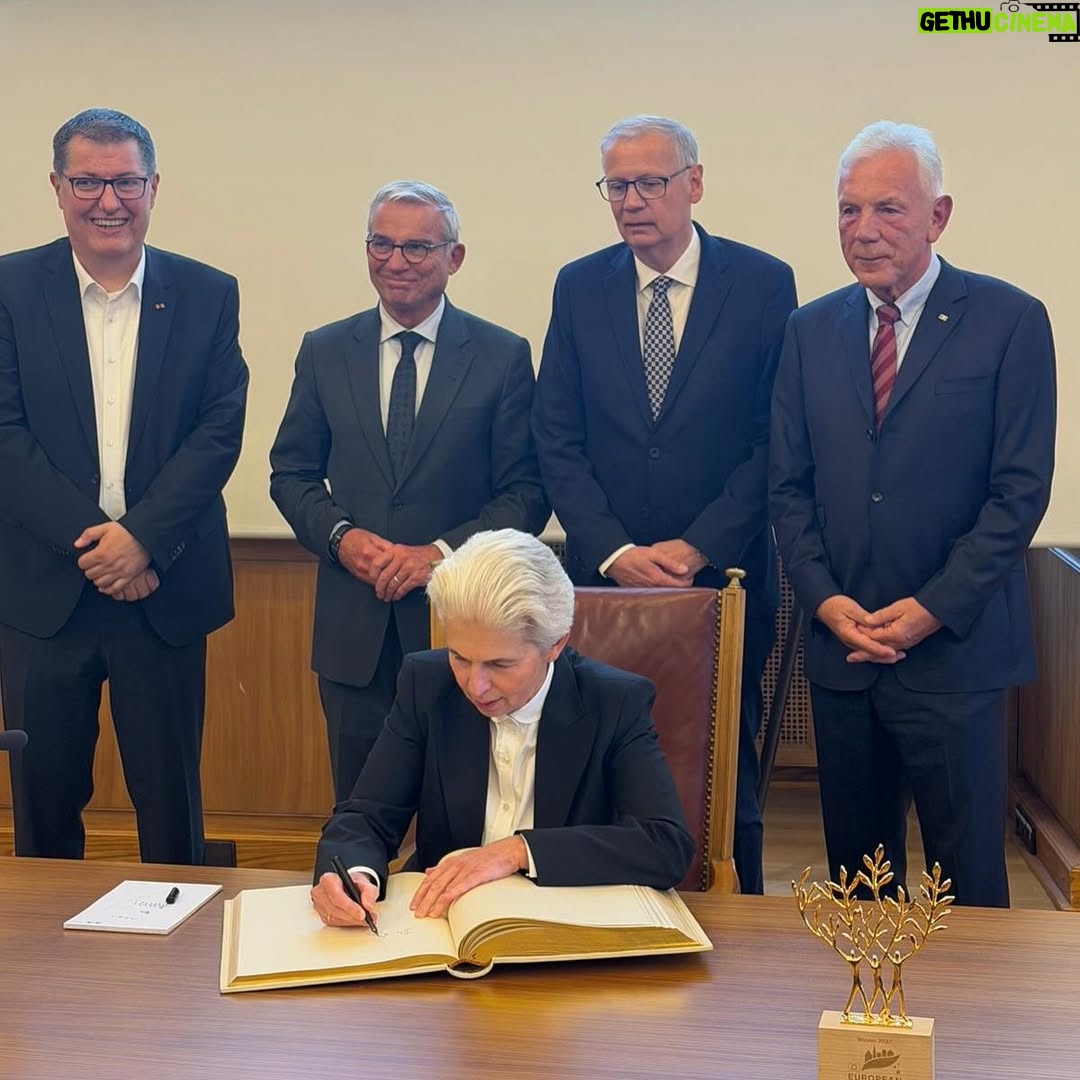 Marie-Agnes Strack-Zimmermann - 2.9K Likes - In der vergangenen Woche hatte ich die Ehre und Freude, die Laudatio auf Günther Jauch zu halten, der den Demokratiepreis „Württemberger Köpfe“ in Heilbronn erhielt. Die Auszeichnung „Württemberger Köpfe“ wird durch die Württemberger Gesellschaft an Persönlichkeiten vergeben, die sich durch herausragende Leistungen sowie vorbildhaftes Handeln um unsere Gesellschaft und unser demokratisches System verdient gemacht haben. 

Günther Jauch vertrauen mehr Menschen als der Stiftung Warentest. Er ist ein herrlicher „Berufsnormalo“, der mit seinem feinen, trockenen Humor nicht nur unterhält, sondern konsequent für demokratische Werte eintritt und großes soziales Engagement an den Tag legt. Nicht nur wegen seines Engagements und all dieser Attribute ist er ein mehr als würdiger Preisträger.

Ich danke den Organisatoren für einen wunderbaren Abend und Oberbürgermeister Harry Mergel für den herzlichen Empfang beim Eintrag in das goldene Buch der Stadt Heilbronn. 

Ganz besonders beeindruckt hat mich das Treffen mit den jungen Köpfen, die zeigen, wie wichtig starkes Engagement der jungen Generation für unsere Gesellschaft und die Demokratie ist.

(Dass die deutsche Nationalmannschaft im gleichen Hotel war und ich mich mit Rudi Völler noch ausführlich über unsere verwandte Frisur austauschen konnte, war dann ein zusätzliches Highlight. 😉)