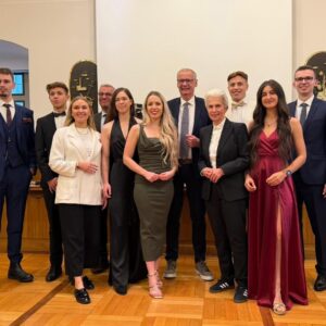 Marie-Agnes Strack-Zimmermann Instagram - In der vergangenen Woche hatte ich die Ehre und Freude, die Laudatio auf Günther Jauch zu halten, der den Demokratiepreis „Württemberger Köpfe“ in Heilbronn erhielt. Die Auszeichnung „Württemberger Köpfe“ wird durch die Württemberger Gesellschaft an Persönlichkeiten vergeben, die sich durch herausragende Leistungen sowie vorbildhaftes Handeln um unsere Gesellschaft und unser demokratisches System verdient gemacht haben. 

Günther Jauch vertrauen mehr Menschen als der Stiftung Warentest. Er ist ein herrlicher „Berufsnormalo“, der mit seinem feinen, trockenen Humor nicht nur unterhält, sondern konsequent für demokratische Werte eintritt und großes soziales Engagement an den Tag legt. Nicht nur wegen seines Engagements und all dieser Attribute ist er ein mehr als würdiger Preisträger.

Ich danke den Organisatoren für einen wunderbaren Abend und Oberbürgermeister Harry Mergel für den herzlichen Empfang beim Eintrag in das goldene Buch der Stadt Heilbronn. 

Ganz besonders beeindruckt hat mich das Treffen mit den jungen Köpfen, die zeigen, wie wichtig starkes Engagement der jungen Generation für unsere Gesellschaft und die Demokratie ist.

(Dass die deutsche Nationalmannschaft im gleichen Hotel war und ich mich mit Rudi Völler noch ausführlich über unsere verwandte Frisur austauschen konnte, war dann ein zusätzliches Highlight. 😉)