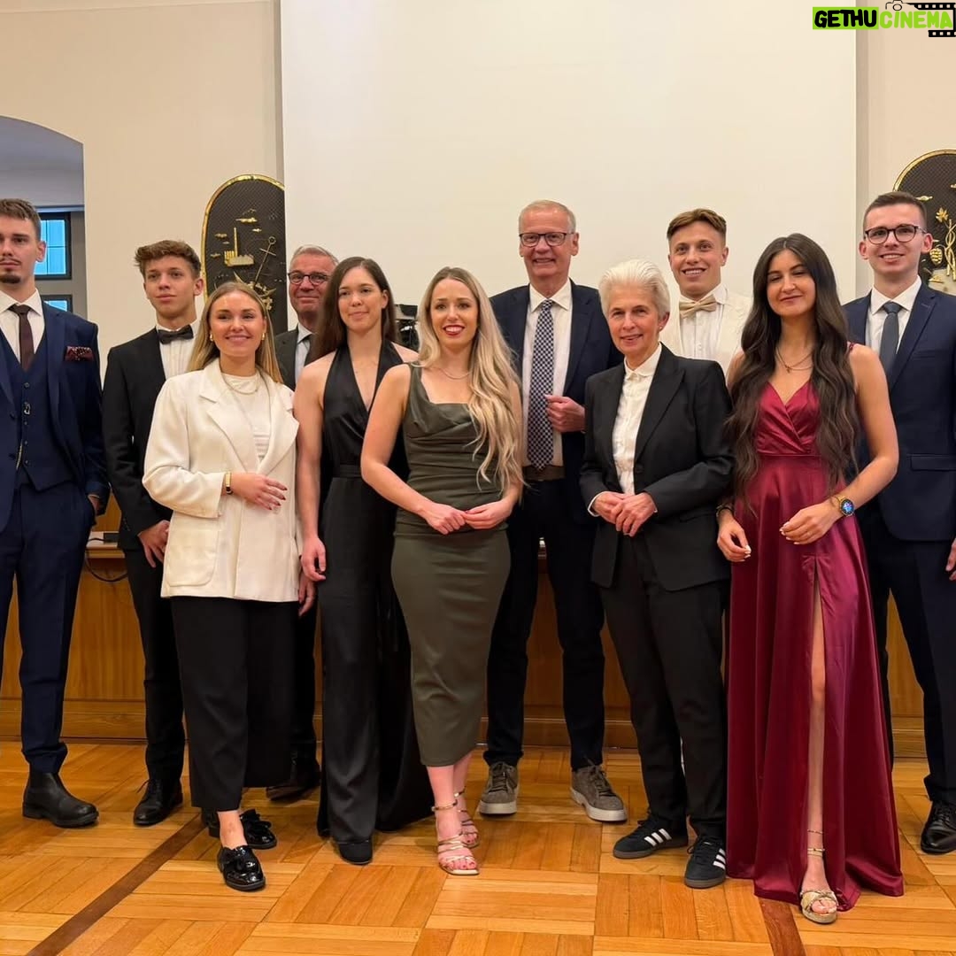 Marie-Agnes Strack-Zimmermann - 2.9K Likes - In der vergangenen Woche hatte ich die Ehre und Freude, die Laudatio auf Günther Jauch zu halten, der den Demokratiepreis „Württemberger Köpfe“ in Heilbronn erhielt. Die Auszeichnung „Württemberger Köpfe“ wird durch die Württemberger Gesellschaft an Persönlichkeiten vergeben, die sich durch herausragende Leistungen sowie vorbildhaftes Handeln um unsere Gesellschaft und unser demokratisches System verdient gemacht haben. 

Günther Jauch vertrauen mehr Menschen als der Stiftung Warentest. Er ist ein herrlicher „Berufsnormalo“, der mit seinem feinen, trockenen Humor nicht nur unterhält, sondern konsequent für demokratische Werte eintritt und großes soziales Engagement an den Tag legt. Nicht nur wegen seines Engagements und all dieser Attribute ist er ein mehr als würdiger Preisträger.

Ich danke den Organisatoren für einen wunderbaren Abend und Oberbürgermeister Harry Mergel für den herzlichen Empfang beim Eintrag in das goldene Buch der Stadt Heilbronn. 

Ganz besonders beeindruckt hat mich das Treffen mit den jungen Köpfen, die zeigen, wie wichtig starkes Engagement der jungen Generation für unsere Gesellschaft und die Demokratie ist.

(Dass die deutsche Nationalmannschaft im gleichen Hotel war und ich mich mit Rudi Völler noch ausführlich über unsere verwandte Frisur austauschen konnte, war dann ein zusätzliches Highlight. 😉)