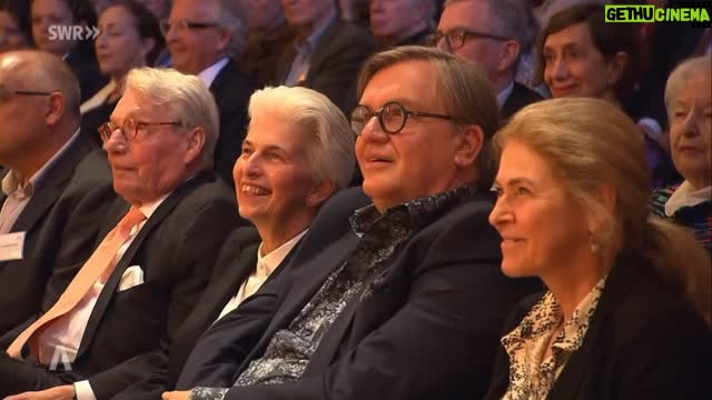 Marie-Agnes Strack-Zimmermann - 7.2K Likes - Am Wochenende wurde der wunderbare @hapekerkeling.official in Baden-Baden mit dem Kulturpreis Deutsche Sprache ausgezeichnet. Sein Humor, seine menschliche Wärme und seine Verdienste um unsere Sprache sind unvergleichlich. Es war mir eine große Ehre, die Laudatio auf diesen besonderen Menschen halten zu dürfen.

Beitrag: SWR