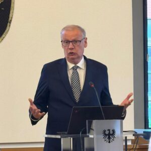 Marie-Agnes Strack-Zimmermann Instagram - In der vergangenen Woche hatte ich die Ehre und Freude, die Laudatio auf Günther Jauch zu halten, der den Demokratiepreis „Württemberger Köpfe“ in Heilbronn erhielt. Die Auszeichnung „Württemberger Köpfe“ wird durch die Württemberger Gesellschaft an Persönlichkeiten vergeben, die sich durch herausragende Leistungen sowie vorbildhaftes Handeln um unsere Gesellschaft und unser demokratisches System verdient gemacht haben. 

Günther Jauch vertrauen mehr Menschen als der Stiftung Warentest. Er ist ein herrlicher „Berufsnormalo“, der mit seinem feinen, trockenen Humor nicht nur unterhält, sondern konsequent für demokratische Werte eintritt und großes soziales Engagement an den Tag legt. Nicht nur wegen seines Engagements und all dieser Attribute ist er ein mehr als würdiger Preisträger.

Ich danke den Organisatoren für einen wunderbaren Abend und Oberbürgermeister Harry Mergel für den herzlichen Empfang beim Eintrag in das goldene Buch der Stadt Heilbronn. 

Ganz besonders beeindruckt hat mich das Treffen mit den jungen Köpfen, die zeigen, wie wichtig starkes Engagement der jungen Generation für unsere Gesellschaft und die Demokratie ist.

(Dass die deutsche Nationalmannschaft im gleichen Hotel war und ich mich mit Rudi Völler noch ausführlich über unsere verwandte Frisur austauschen konnte, war dann ein zusätzliches Highlight. 😉)
