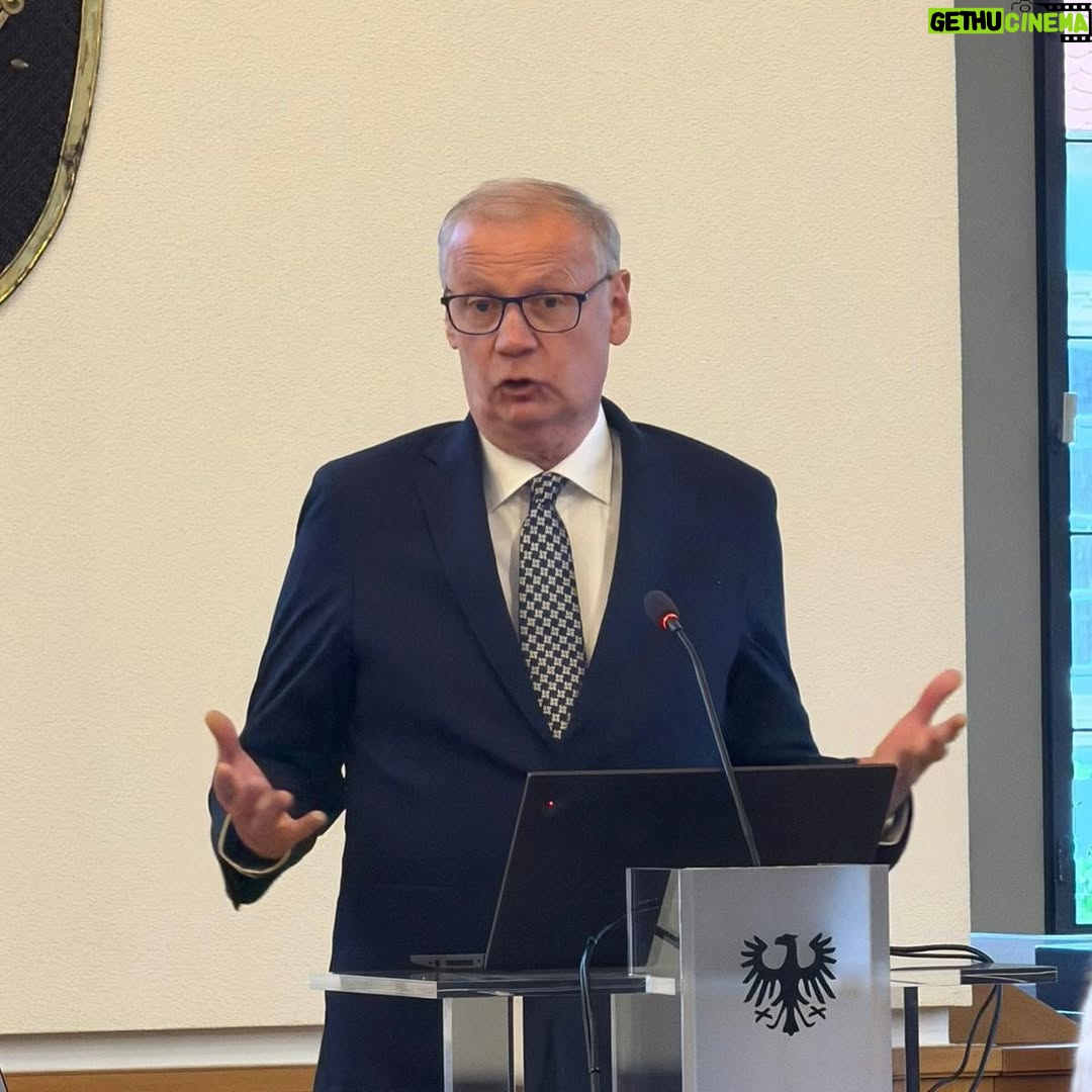 Marie-Agnes Strack-Zimmermann - 2.9K Likes - In der vergangenen Woche hatte ich die Ehre und Freude, die Laudatio auf Günther Jauch zu halten, der den Demokratiepreis „Württemberger Köpfe“ in Heilbronn erhielt. Die Auszeichnung „Württemberger Köpfe“ wird durch die Württemberger Gesellschaft an Persönlichkeiten vergeben, die sich durch herausragende Leistungen sowie vorbildhaftes Handeln um unsere Gesellschaft und unser demokratisches System verdient gemacht haben. 

Günther Jauch vertrauen mehr Menschen als der Stiftung Warentest. Er ist ein herrlicher „Berufsnormalo“, der mit seinem feinen, trockenen Humor nicht nur unterhält, sondern konsequent für demokratische Werte eintritt und großes soziales Engagement an den Tag legt. Nicht nur wegen seines Engagements und all dieser Attribute ist er ein mehr als würdiger Preisträger.

Ich danke den Organisatoren für einen wunderbaren Abend und Oberbürgermeister Harry Mergel für den herzlichen Empfang beim Eintrag in das goldene Buch der Stadt Heilbronn. 

Ganz besonders beeindruckt hat mich das Treffen mit den jungen Köpfen, die zeigen, wie wichtig starkes Engagement der jungen Generation für unsere Gesellschaft und die Demokratie ist.

(Dass die deutsche Nationalmannschaft im gleichen Hotel war und ich mich mit Rudi Völler noch ausführlich über unsere verwandte Frisur austauschen konnte, war dann ein zusätzliches Highlight. 😉)