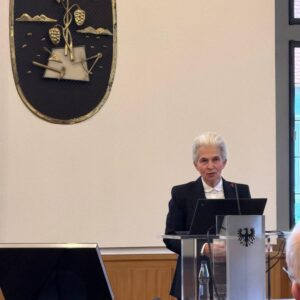 Marie-Agnes Strack-Zimmermann Instagram - In der vergangenen Woche hatte ich die Ehre und Freude, die Laudatio auf Günther Jauch zu halten, der den Demokratiepreis „Württemberger Köpfe“ in Heilbronn erhielt. Die Auszeichnung „Württemberger Köpfe“ wird durch die Württemberger Gesellschaft an Persönlichkeiten vergeben, die sich durch herausragende Leistungen sowie vorbildhaftes Handeln um unsere Gesellschaft und unser demokratisches System verdient gemacht haben. 

Günther Jauch vertrauen mehr Menschen als der Stiftung Warentest. Er ist ein herrlicher „Berufsnormalo“, der mit seinem feinen, trockenen Humor nicht nur unterhält, sondern konsequent für demokratische Werte eintritt und großes soziales Engagement an den Tag legt. Nicht nur wegen seines Engagements und all dieser Attribute ist er ein mehr als würdiger Preisträger.

Ich danke den Organisatoren für einen wunderbaren Abend und Oberbürgermeister Harry Mergel für den herzlichen Empfang beim Eintrag in das goldene Buch der Stadt Heilbronn. 

Ganz besonders beeindruckt hat mich das Treffen mit den jungen Köpfen, die zeigen, wie wichtig starkes Engagement der jungen Generation für unsere Gesellschaft und die Demokratie ist.

(Dass die deutsche Nationalmannschaft im gleichen Hotel war und ich mich mit Rudi Völler noch ausführlich über unsere verwandte Frisur austauschen konnte, war dann ein zusätzliches Highlight. 😉)