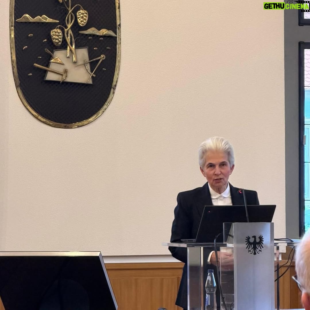 Marie-Agnes Strack-Zimmermann - 2.9K Likes - In der vergangenen Woche hatte ich die Ehre und Freude, die Laudatio auf Günther Jauch zu halten, der den Demokratiepreis „Württemberger Köpfe“ in Heilbronn erhielt. Die Auszeichnung „Württemberger Köpfe“ wird durch die Württemberger Gesellschaft an Persönlichkeiten vergeben, die sich durch herausragende Leistungen sowie vorbildhaftes Handeln um unsere Gesellschaft und unser demokratisches System verdient gemacht haben. 

Günther Jauch vertrauen mehr Menschen als der Stiftung Warentest. Er ist ein herrlicher „Berufsnormalo“, der mit seinem feinen, trockenen Humor nicht nur unterhält, sondern konsequent für demokratische Werte eintritt und großes soziales Engagement an den Tag legt. Nicht nur wegen seines Engagements und all dieser Attribute ist er ein mehr als würdiger Preisträger.

Ich danke den Organisatoren für einen wunderbaren Abend und Oberbürgermeister Harry Mergel für den herzlichen Empfang beim Eintrag in das goldene Buch der Stadt Heilbronn. 

Ganz besonders beeindruckt hat mich das Treffen mit den jungen Köpfen, die zeigen, wie wichtig starkes Engagement der jungen Generation für unsere Gesellschaft und die Demokratie ist.

(Dass die deutsche Nationalmannschaft im gleichen Hotel war und ich mich mit Rudi Völler noch ausführlich über unsere verwandte Frisur austauschen konnte, war dann ein zusätzliches Highlight. 😉)