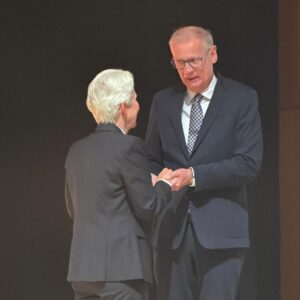 Marie-Agnes Strack-Zimmermann Instagram - In der vergangenen Woche hatte ich die Ehre und Freude, die Laudatio auf Günther Jauch zu halten, der den Demokratiepreis „Württemberger Köpfe“ in Heilbronn erhielt. Die Auszeichnung „Württemberger Köpfe“ wird durch die Württemberger Gesellschaft an Persönlichkeiten vergeben, die sich durch herausragende Leistungen sowie vorbildhaftes Handeln um unsere Gesellschaft und unser demokratisches System verdient gemacht haben. 

Günther Jauch vertrauen mehr Menschen als der Stiftung Warentest. Er ist ein herrlicher „Berufsnormalo“, der mit seinem feinen, trockenen Humor nicht nur unterhält, sondern konsequent für demokratische Werte eintritt und großes soziales Engagement an den Tag legt. Nicht nur wegen seines Engagements und all dieser Attribute ist er ein mehr als würdiger Preisträger.

Ich danke den Organisatoren für einen wunderbaren Abend und Oberbürgermeister Harry Mergel für den herzlichen Empfang beim Eintrag in das goldene Buch der Stadt Heilbronn. 

Ganz besonders beeindruckt hat mich das Treffen mit den jungen Köpfen, die zeigen, wie wichtig starkes Engagement der jungen Generation für unsere Gesellschaft und die Demokratie ist.

(Dass die deutsche Nationalmannschaft im gleichen Hotel war und ich mich mit Rudi Völler noch ausführlich über unsere verwandte Frisur austauschen konnte, war dann ein zusätzliches Highlight. 😉)
