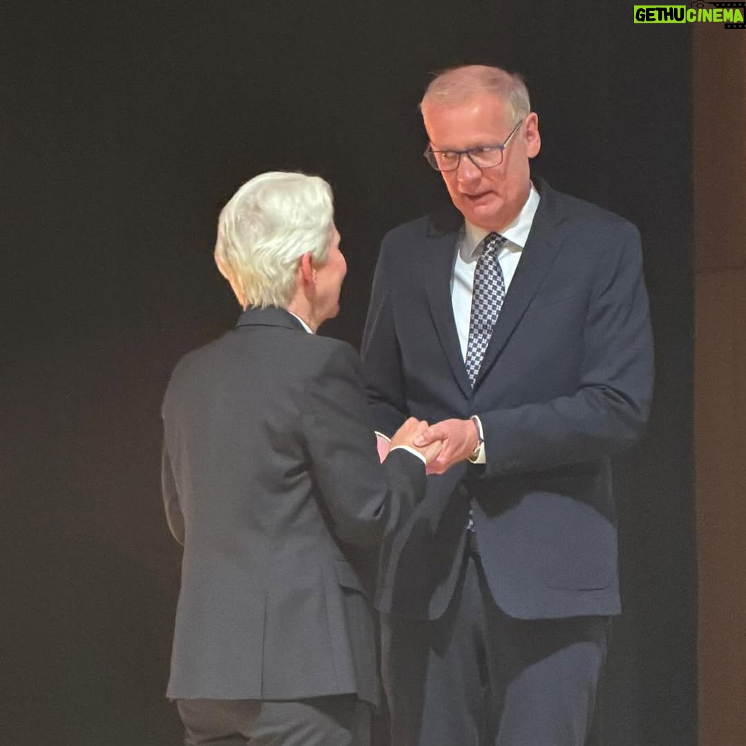 Marie-Agnes Strack-Zimmermann - 2.9K Likes - In der vergangenen Woche hatte ich die Ehre und Freude, die Laudatio auf Günther Jauch zu halten, der den Demokratiepreis „Württemberger Köpfe“ in Heilbronn erhielt. Die Auszeichnung „Württemberger Köpfe“ wird durch die Württemberger Gesellschaft an Persönlichkeiten vergeben, die sich durch herausragende Leistungen sowie vorbildhaftes Handeln um unsere Gesellschaft und unser demokratisches System verdient gemacht haben. 

Günther Jauch vertrauen mehr Menschen als der Stiftung Warentest. Er ist ein herrlicher „Berufsnormalo“, der mit seinem feinen, trockenen Humor nicht nur unterhält, sondern konsequent für demokratische Werte eintritt und großes soziales Engagement an den Tag legt. Nicht nur wegen seines Engagements und all dieser Attribute ist er ein mehr als würdiger Preisträger.

Ich danke den Organisatoren für einen wunderbaren Abend und Oberbürgermeister Harry Mergel für den herzlichen Empfang beim Eintrag in das goldene Buch der Stadt Heilbronn. 

Ganz besonders beeindruckt hat mich das Treffen mit den jungen Köpfen, die zeigen, wie wichtig starkes Engagement der jungen Generation für unsere Gesellschaft und die Demokratie ist.

(Dass die deutsche Nationalmannschaft im gleichen Hotel war und ich mich mit Rudi Völler noch ausführlich über unsere verwandte Frisur austauschen konnte, war dann ein zusätzliches Highlight. 😉)
